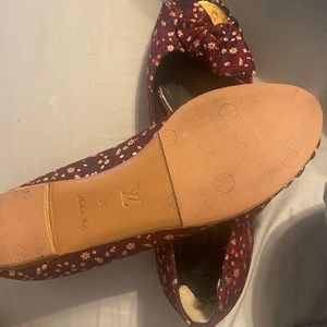 Gently used Louis Vuitton peep toe flats. Size 36.